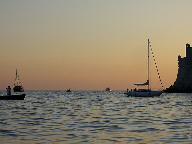 Boote neben der Altstadt waehrend des Sonnenunterganges