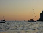Boote neben der Altstadt waehrend des Sonnenunterganges