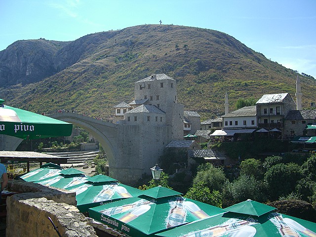 Die Stari Most geschossen vom Ost-Ufer, auf der Kujundziluk