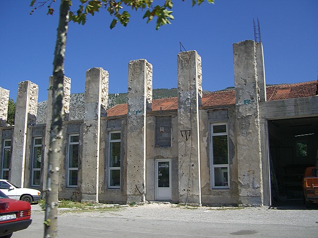 Haus mit zerschossener Fassade